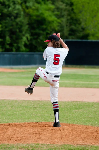 Tonåring baseball pitcher i vinden upp — Stockfoto