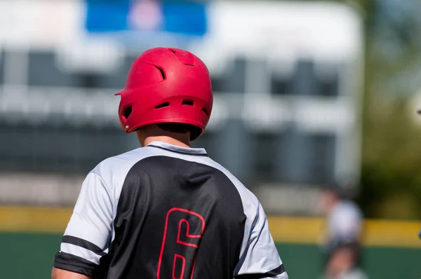 High School baseballista stojąc na bazie. — Zdjęcie stockowe