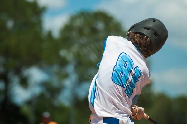 Teen baseball player swinging bat — Stock Photo, Image