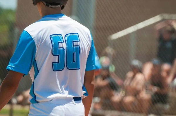 Юный бейсболист сзади — стоковое фото