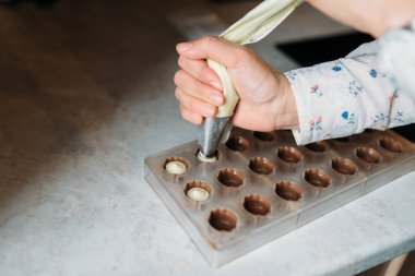 Ev yapımı tatlı çikolatalı tatlılar yapma süreci.