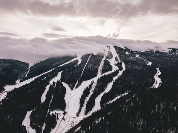 Montagna collinare, stazione sciistica innevata — Foto Stock