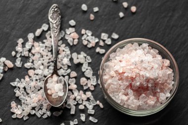 Siyah tahtaya tuz dolu bir tabağın yanına tuz döküldü.