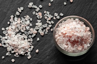 Siyah tahtaya tuz dolu bir tabağın yanına tuz döküldü.