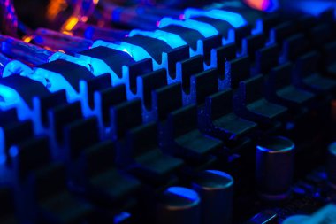 Anakart radyatörde mavi ışık var. Neon ışığındaki elektronikler.