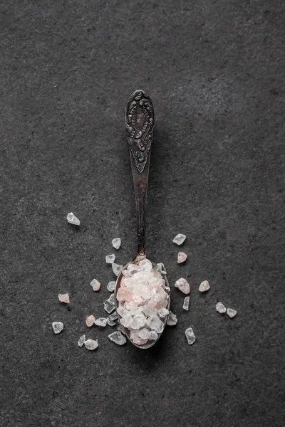 Spoon with Himalayan salt on a black table — 图库照片