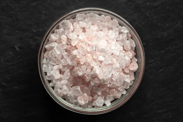 Eine Untertasse voll Himalaya-Salz auf einer schwarzen Schiefertafel. — Stockfoto