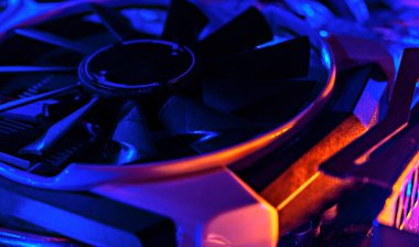 Neon lambalı grafik kartı. Bilgisayarda serinlemek. Pervane bıçağı