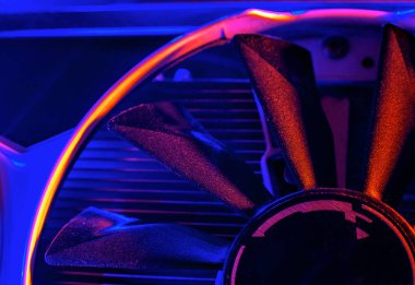 Neon lambalı grafik kartı. Bilgisayarda serinlemek. Pervane bıçağı