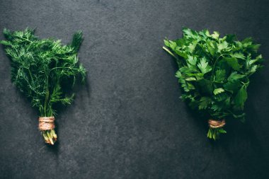 Dill ve maydanozu koyu granit bir masanın üzerinde, yazıtlar için bir yer var.