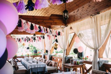 Balonlarla ve doğum günü teraslarıyla süslenmiş. Pembe ve siyah süsleme. Doğum günü partisi