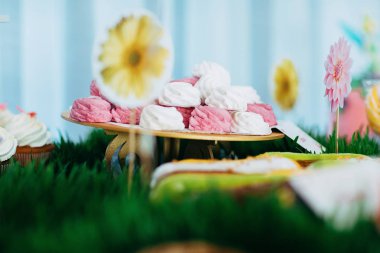 Beyaz-pembe şekerlemeli tepsi. Çocukların doğum günü için çikolata..