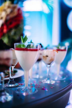 Farklı kek ve tatlılarla süslenmiş güzel bir masa. Reçelli çikolatalı ve naneli ev yapımı dondurma. Bir çocuğun doğum gününde tatlılar