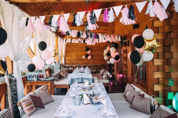 Decorado com balões e fitas terraço aniversário. Decoração rosa e preta. Festa de aniversário — Fotografia de Stock