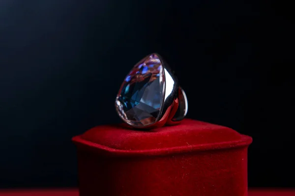 Anillo de oro blanco con una piedra grande en una caja de terciopelo rojo — Foto de Stock