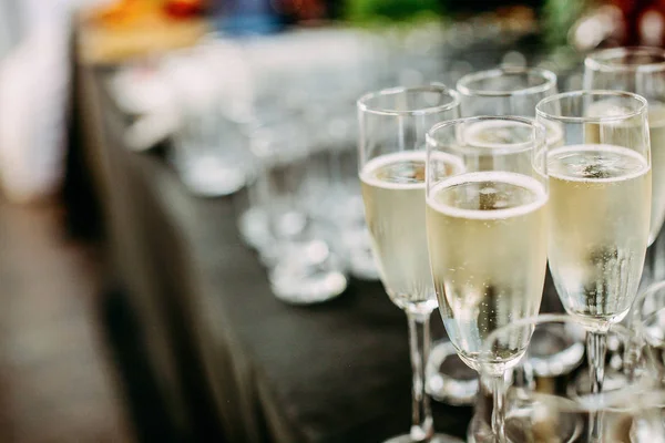Beaucoup de verres à champagne lors d'une fête en plein air — Photo