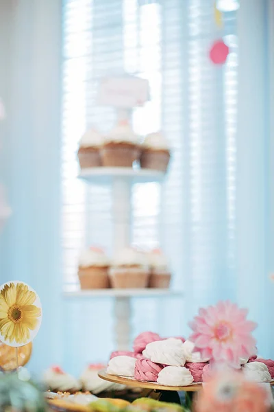 Candy bar with marshmallows and muffins decorated with flower patterns — Stock Photo, Image