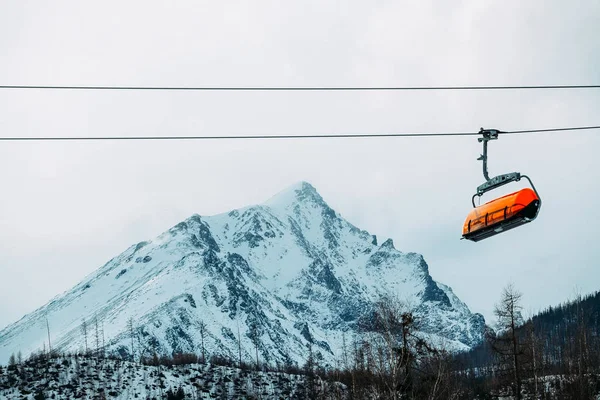 Cabina naranja brillante en un teleférico de montaña — Foto de Stock