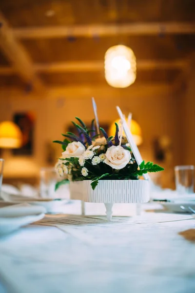 Mesa decorada con notas y flores en un pequeño piano —  Fotos de Stock