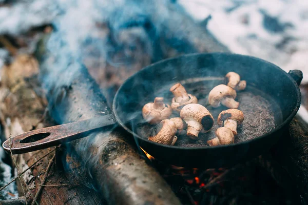 Gefrituurde Champignons Een Pan Het Bos Gebakken Voedsel Natuur Picknick — Stockfoto