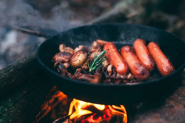 Las Setas Fritas Tocino Con Las Salchichas Cacerola Bosque Fuego —  Fotos de Stock