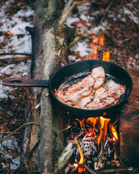 Шматочки Смаженого Бекону Сковороді Їжа Лісовому Таборі Готуємо Вогні Пікнік — стокове фото