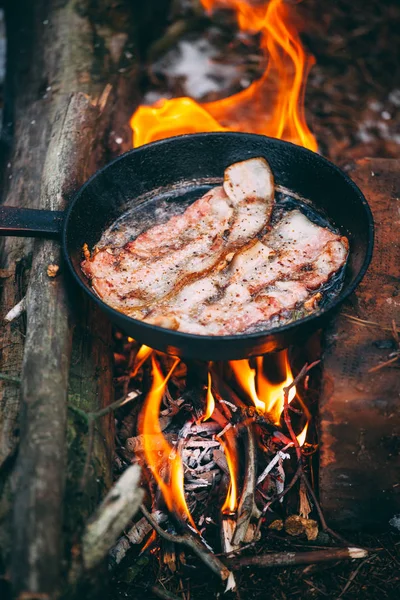 Egy Szelet Sült Szalonna Egy Serpenyőben Étel Egy Erdei Táborban — Stock Fotó