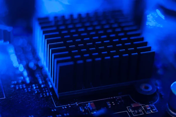 Moederbord Radiator Met Blauwe Achtergrondverlichting Elektronica Neon Licht — Stockfoto