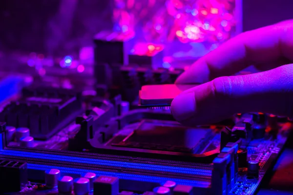 Placa Mãe Com Luz Néon Uma Mão Insere Processador Uma — Fotografia de Stock