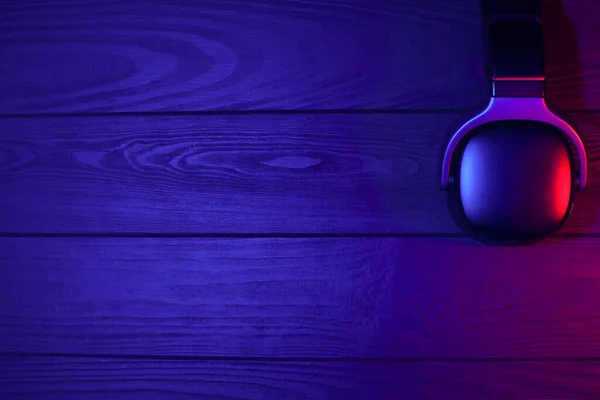 Auriculares Sobre Fondo Madera Negro Luz Neón Rojo Azul Auriculares —  Fotos de Stock