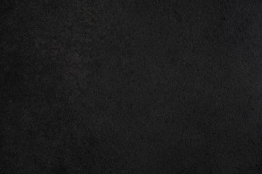 Gri-siyah granit tezgah dokusu. Parlak çakıl taşlarıyla siyah arkaplan.