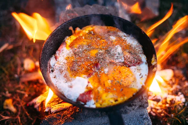 Huevos Fritos Con Tocino Una Sartén Bosque Comida Campamento Huevos —  Fotos de Stock