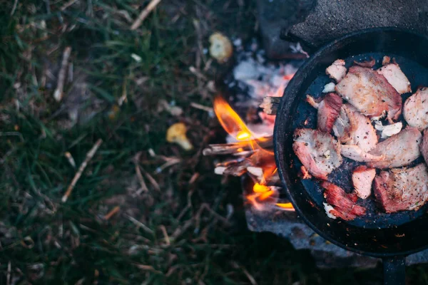 Trozos Tocino Frito Una Sartén Comida Campamento Forestal Cocinar Llamas — Foto de Stock