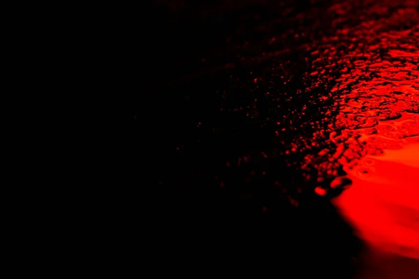 要旨湿った表面上の光の写真反射 質感の湿式表面に赤いネオンライト 舗装上の光の反射 水の上のグレア — ストック写真