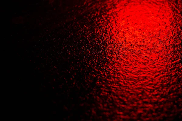 Abstracte Fotoreflectie Van Licht Een Nat Oppervlak Rood Neon Licht — Stockfoto