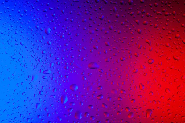 Gotas Água Vidro Luz Néon Vermelho Azul Chuva Vidro Contra — Fotografia de Stock