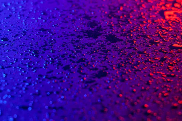 Gotas Água Uma Superfície Textural Luz Néon Reflexão Luz Vermelho — Fotografia de Stock