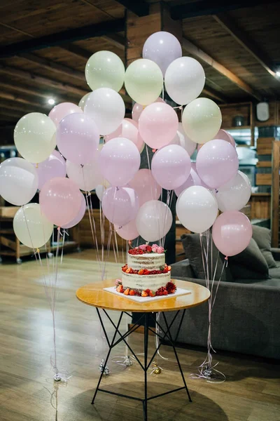 Ciasto Stole Tle Balonów Tort Urodzinowy Restauracji — Zdjęcie stockowe