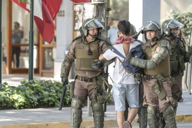 Santiago sokaklarında polisle protestocular arasında çatışmalar