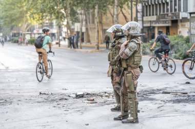 Santiago sokaklarında polisle protestocular arasında çatışmalar
