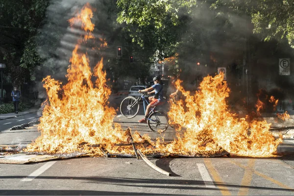 サンティアゴ通りの警察と抗議者の間の衝突 — ストック写真