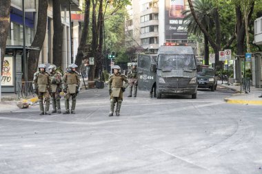Santiago sokaklarında polisle protestocular arasında çatışmalar
