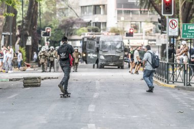 Santiago sokaklarında polisle protestocular arasında çatışmalar