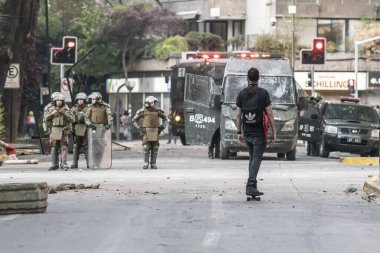 Santiago sokaklarında polisle protestocular arasında çatışmalar