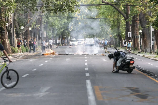 Συγκρούσεις Μεταξύ Αστυνομίας Και Διαδηλωτών Στους Δρόμους Του Σαντιάγο — Φωτογραφία Αρχείου
