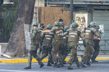 Santiago sokaklarında polisle protestocular arasında çatışmalar