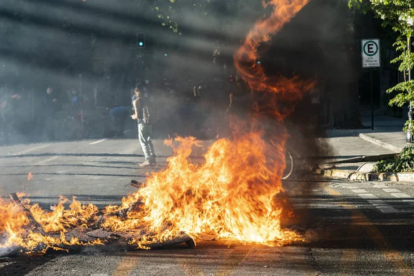 Συγκρούσεις Μεταξύ Αστυνομίας Και Διαδηλωτών Στους Δρόμους Του Σαντιάγο — Φωτογραφία Αρχείου