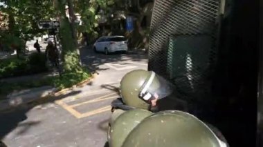 Santiago sokaklarında polisle protestocular arasında çatışmalar