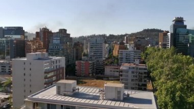 Santiago sokaklarında polisle protestocular arasında çatışmalar