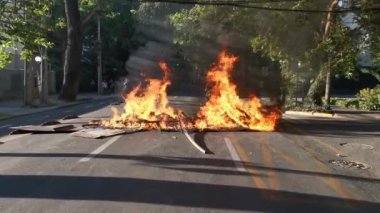 Santiago sokaklarında polisle protestocular arasında çatışmalar